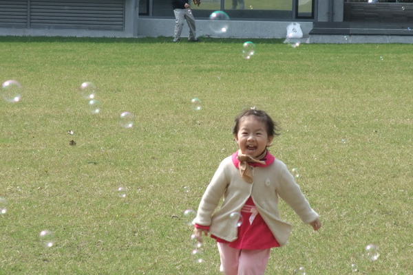 奔馳在草地