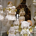 阿西西-街道超可愛的天使娃娃櫥窗.jpg