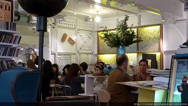 店內不大 但是高朋滿座~