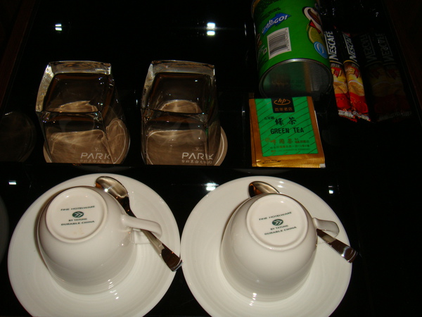 電視櫃下方的茶具抽屜