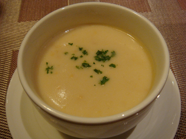 雞蓉玉米湯(雖然好喝但擺在西餐有點怪怪的^^")
