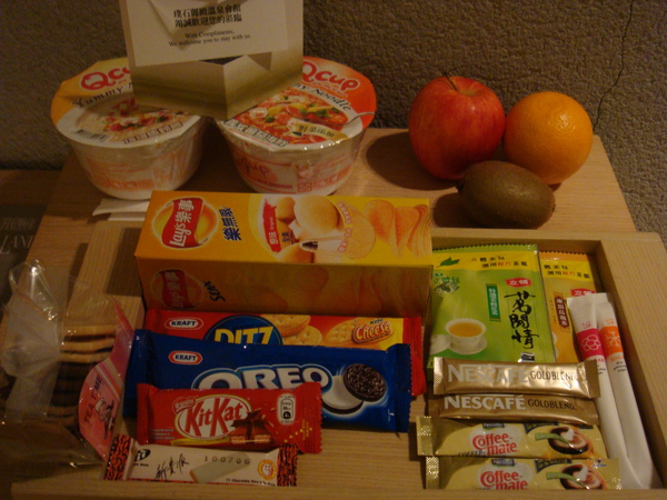 附贈的茶包 咖啡 還有餅乾 泡麵 通通是Free~