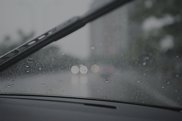 天空下著綿綿的雨 想必是天公也不捨