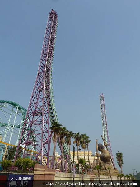 高聳的遊樂設施(腿軟...)
