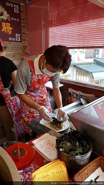 老闆專業的包著手捲