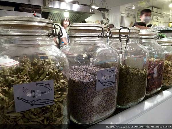 店內的瓶瓶罐罐