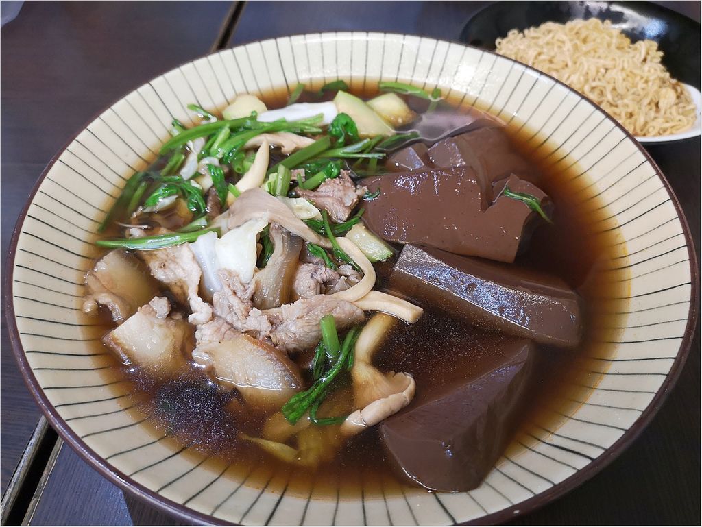 【高雄美食】三顧茅廬麻辣滷味~中藥湯底麻而不辣,清爽不油膩的麻辣滷味♥