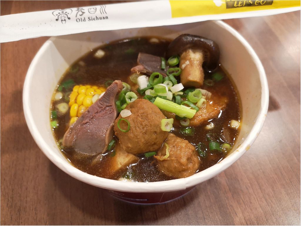 【高雄美食】老四川新品牌-紅味兵麻辣燙~銅板價格爽爽吃!湯頭讚✔ 鴨血豆腐一級棒✔
