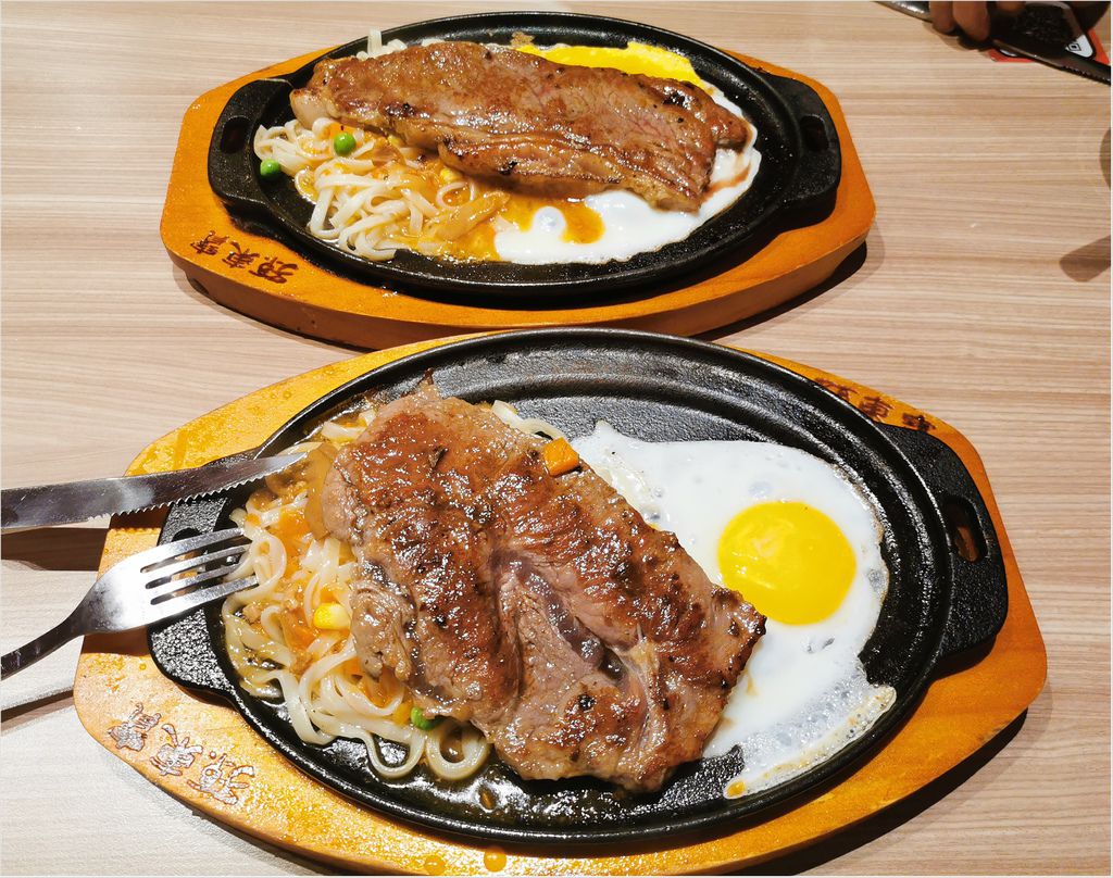 【高雄美食】孫東寶台式牛排教父~平價又美味的100%原塊牛肉。大推半筋半肉板腱牛排&紐約教父牛排❤