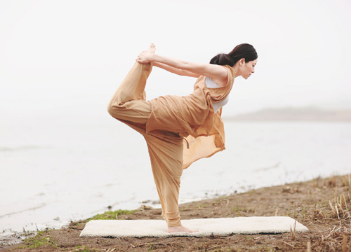 女人知己专家文章分享-秋季到户外做健身瑜伽