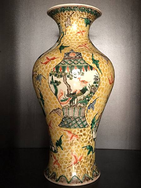 IMG_5288  五彩瓷開光花果魚鳥紋觀音瓶 A.jpg