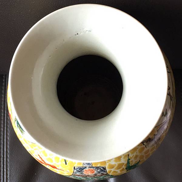 IMG_5292  五彩瓷開光花果魚鳥紋觀音瓶 圓口.jpg