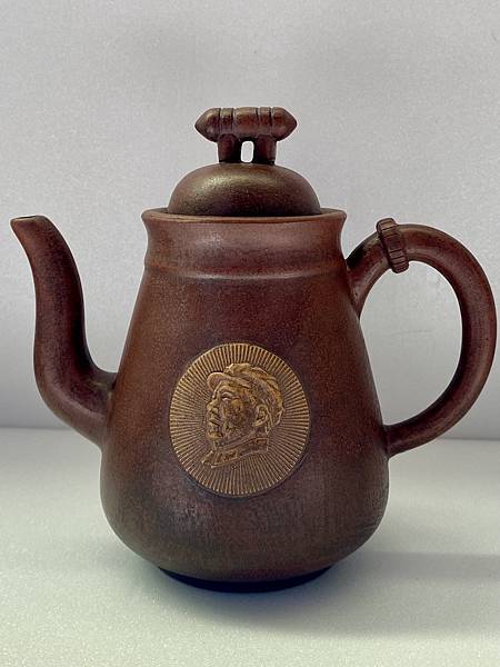 《毛澤東肖像紫砂茶壺》賞析 A.jpeg 《毛澤東肖像紫砂茶壺》賞析 A.jpeg
