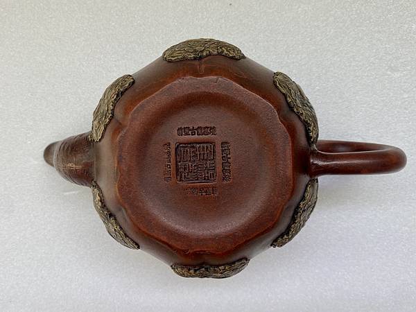 《楊彭年製臥心蓮子紫砂茶壺》賞析 D.jpeg 《楊彭年製臥心蓮子紫砂茶壺》賞析 D.jpeg