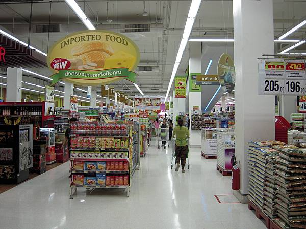 Big C 超市-就跟家樂福一樣,但賣場整體更明亮又乾淨