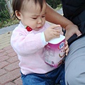 [2007.12.2] 口有點渴～設法打開媽咪的飲料來喝吧！