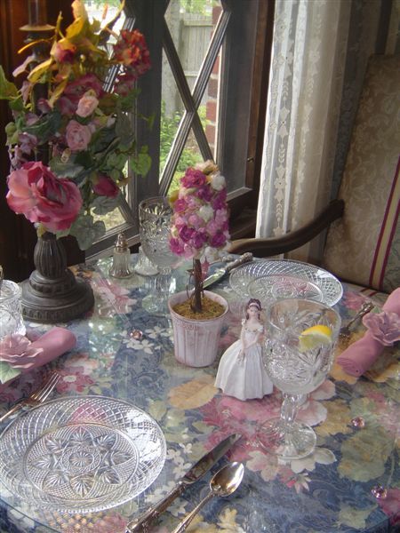 每個餐桌上一定擺飾著新娘娃娃和花朵