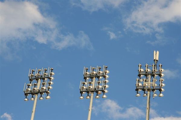 football stadium 內的探照燈