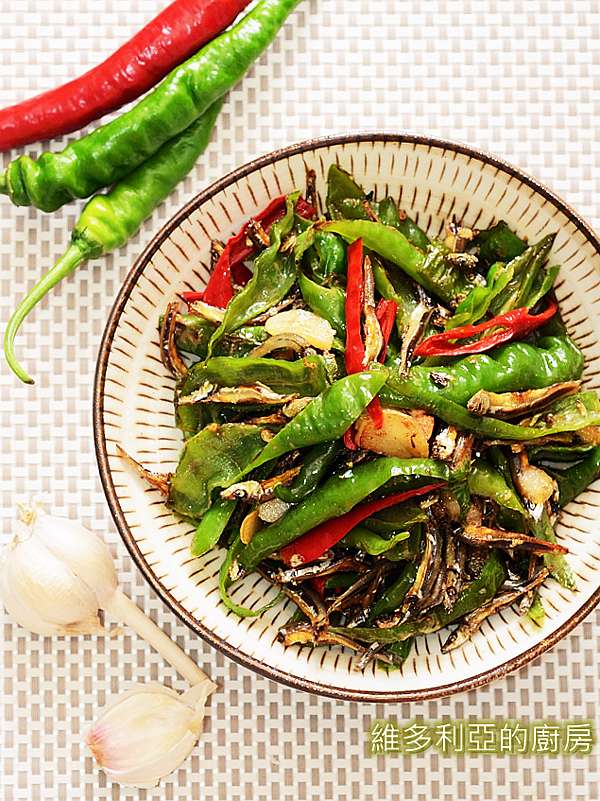 糯米椒炒小魚怎麼做 香氣爆表的青龍椒 配酒配飯都好吃 林媽手路菜
