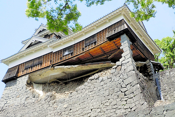 地震で一部が崩壊した熊本城の飯田丸五階櫓（やぐら）。向かって右端の一角はわずかな石で支えられていた.png