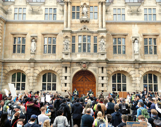 於牛津大學呼籲撤除塞西爾·羅德斯銅像的民眾.png