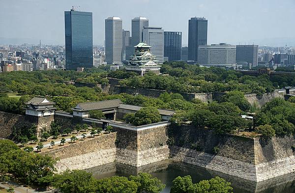 遠眺大阪城天守閣。.jpg