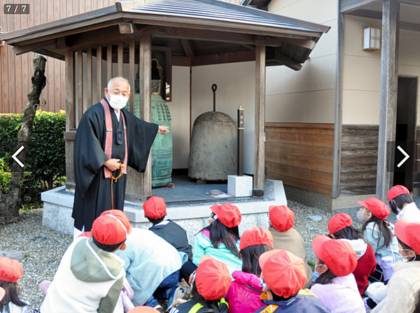 向小學生解說過往歷史的正久寺住職安田淳先生。.png