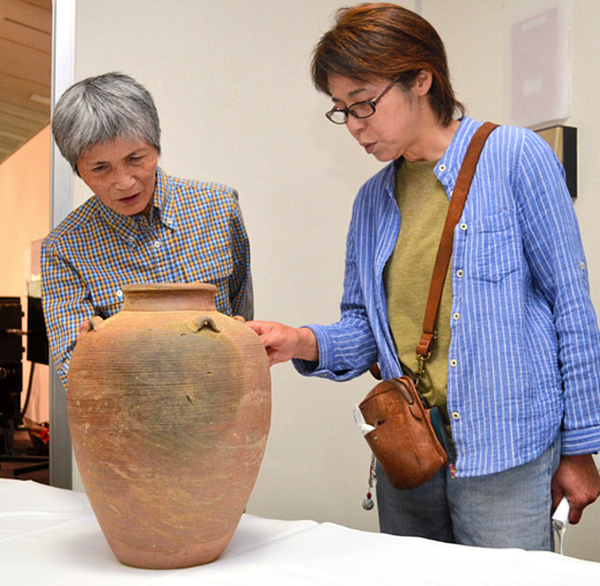 發現四耳壺的工藤雅子女士（右）和横山美代江女士。.png