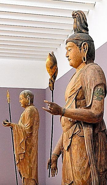 滿願寺保存的觀音菩薩立像（右）及地藏菩薩立像。.png
