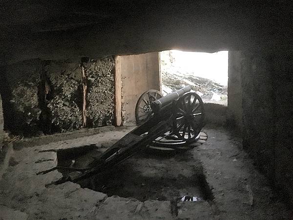 佐田岬的穹窖砲台內部，目前放置一座三八式十二糎榴彈砲複製品。.jpg