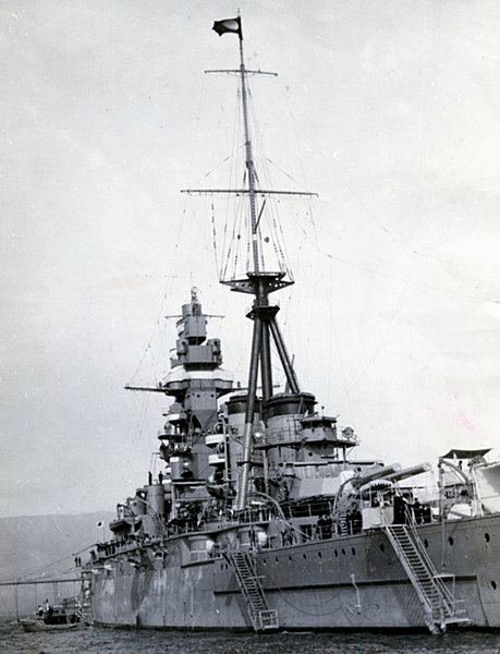 1936年，進入神戶港的比叡號戰艦。.png
