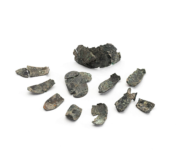 被視為飛鳥寺創建時舍利容器的金屬破片。.png