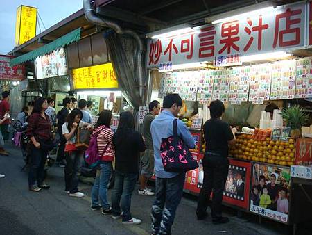 隔壁果汁店大排長龍