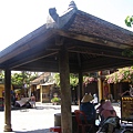 如果你不知道市場在哪，看到這個越南傳統建築「亭」就是到囉