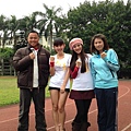 【志氣】郭書瑤和楊千霈與真實拔河隊郭教練,吳老師合影