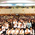 校園首映導演演員和全校兩千多名師生一起大合照