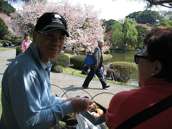 不過再怎麼美 肚子還是會餓 滿園的花畢竟不能當飯吃