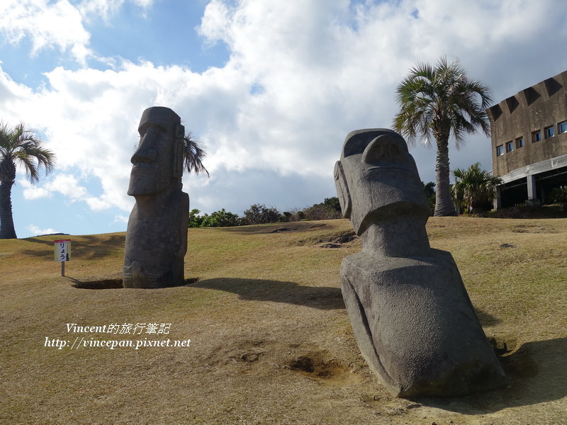 草地上兩座摩艾