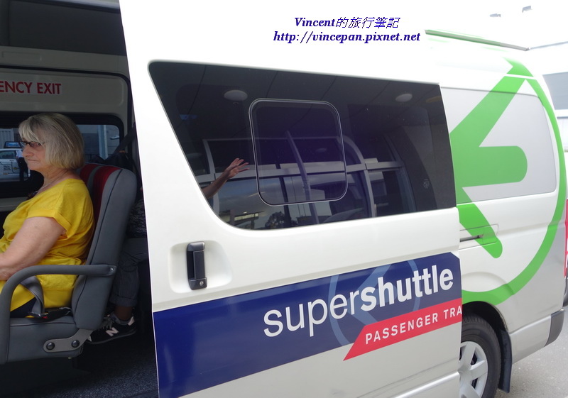 Super Shuttle bus