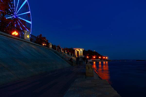 在哈巴罗夫斯克的阿穆尔河岸对着夜空飞轮.jpg