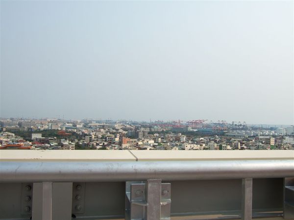 站在9樓戶外的高雄市景