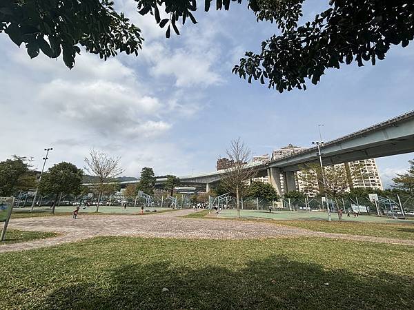 玩公園 | 新北五股體健防災公園 五股孩子們終於可以玩沙了!