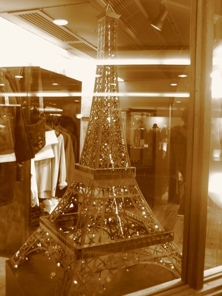 透過櫥窗看我的巴黎鐵塔