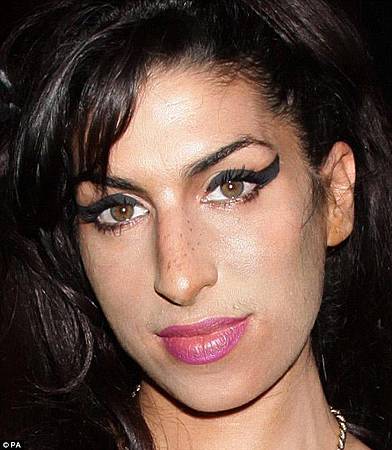 27A0A83E00000578-3145613-Rhythm_and_blues_singer_Amy_Winehouse_who_has_green_hazel_eyes_d-a-16_1435746747293.jpg