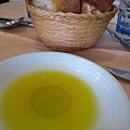 法國麵包搭配冷壓橄欖油