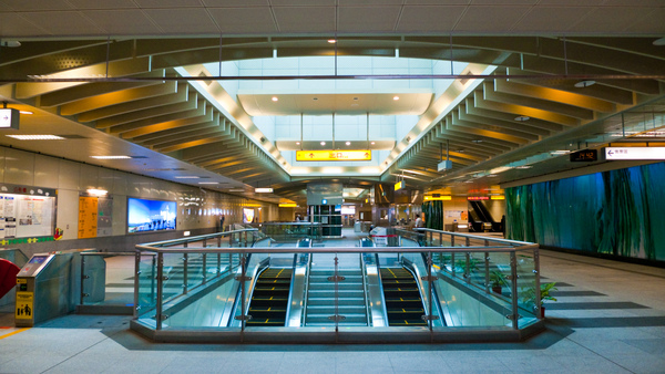 KRTC International Airport station crossing floor