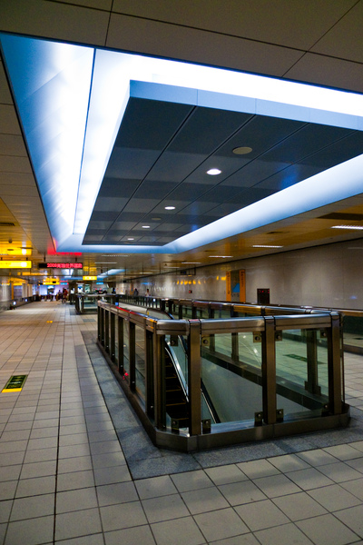 KRTC Sizihwan station crossing floor