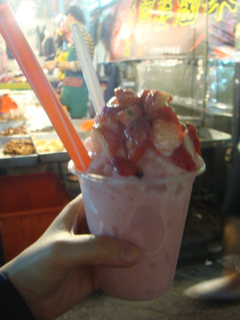 草莓冰砂～～～～～上面有一堆草莓，超讚的!!!!!超好喝的