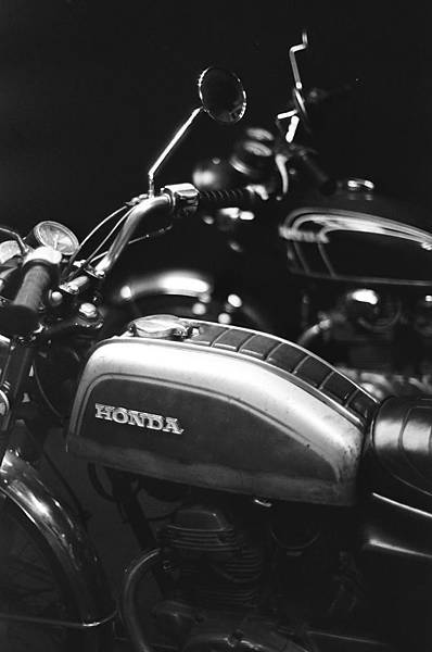 M1805-16-BW-120-8132-Arista400-CB350-KMOTORS-OM2@800@28C@15M@XTOL@S14.jpg