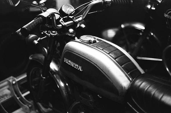 M1805-16-BW-120-8132-Arista400-CB350-KMOTORS-OM2@800@28C@15M@XTOL@S13.jpg